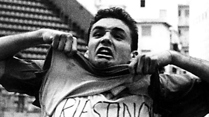 Un giovanissimo “Princi” esulta mostrando una maglietta che è un segno d’amore e orgoglio