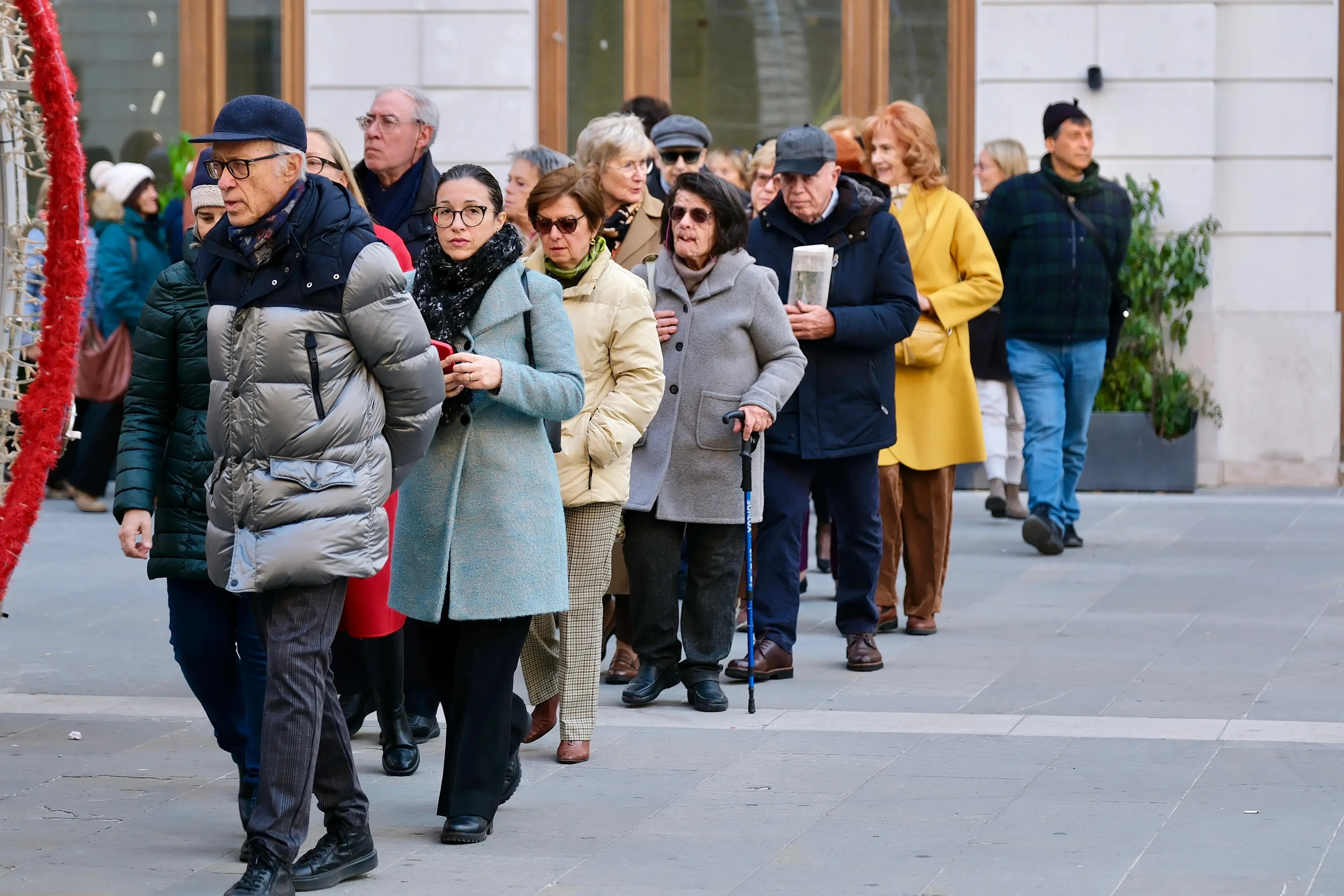 La fila di persone fuori dal Teatro Verdi per Lezioni di Storia (Silvano)