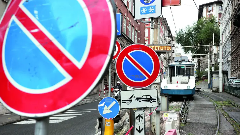 Nel fotoservizio di Andrea Lasorte, in alto i divieti di sosta e transito in via Martiri della Libertà
