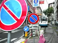 Nel fotoservizio di Andrea Lasorte, in alto i divieti di sosta e transito in via Martiri della Libertà