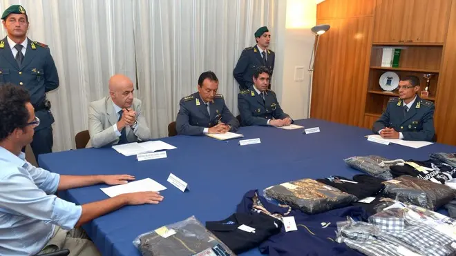 Foto Bruni 02.08.13 G di F: sequestro di merce contraffatta