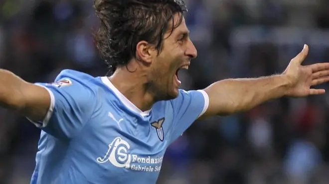 Il giocatore della Lazio Giuseppe Sculli esulta dopo aver segnato il gol durante la partita di campionato di serie A Lazio Parma allo stadio Olimpico di Roma, oggi 6 novembre 2011. ANSA/CLAUDIO PERI