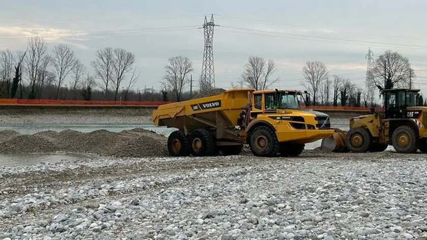 L’operazione in corso lungo l’Isonzo a cura della Regione dopo il crollo dell’argine a San Pier