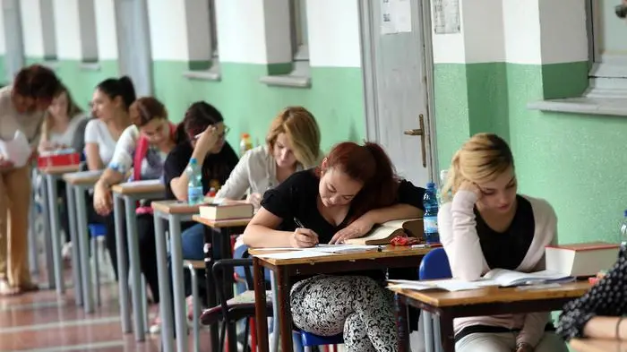 Studenti impegnati nelle prove scritte dell'esame di maturita' in una foto d'archivio. ANSA / MATTEO BAZZI
