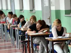 Studenti impegnati nelle prove scritte dell'esame di maturita' in una foto d'archivio. ANSA / MATTEO BAZZI