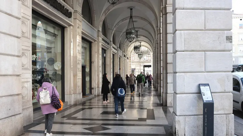 I portici di Chiozza dove è avvenuto l’accoltellamento Foto Lasorte