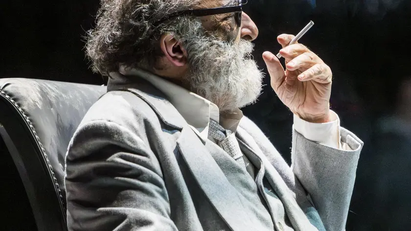 Alessandro Haber è Zeno Cosini in scena nella produzione del Teatro Stabile del Friuli Venezia Giulia Foto Simone Di Luca