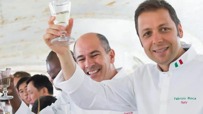 Fabrizio Boca (primo da destra) brinda durante un meeting con gli chef “presidenziali” di altri Paesi