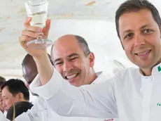 Fabrizio Boca (primo da destra) brinda durante un meeting con gli chef “presidenziali” di altri Paesi