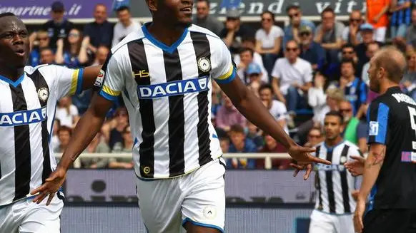 Udinese's Duvan Zapata (R) celebrates with his teammate Emmanuel Agyemang Badu after scoring a goal during the Italian Serie A soccer match Atalanta-Udinese at Atleti Azzurri d?Italia stadium in Bergamo, Italy, 08 May 2016. ANSA/PAOLO MAGNI