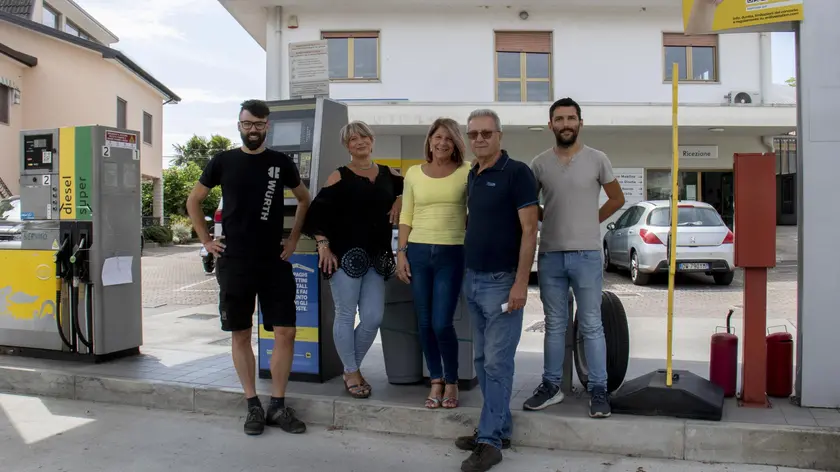 La famiglia Bernardi che ha gestito fino a oggi distributore e officina Foto Bonaventura