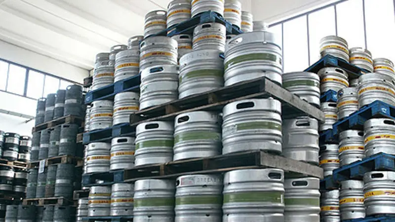 Un magazzino di fusti di birra
