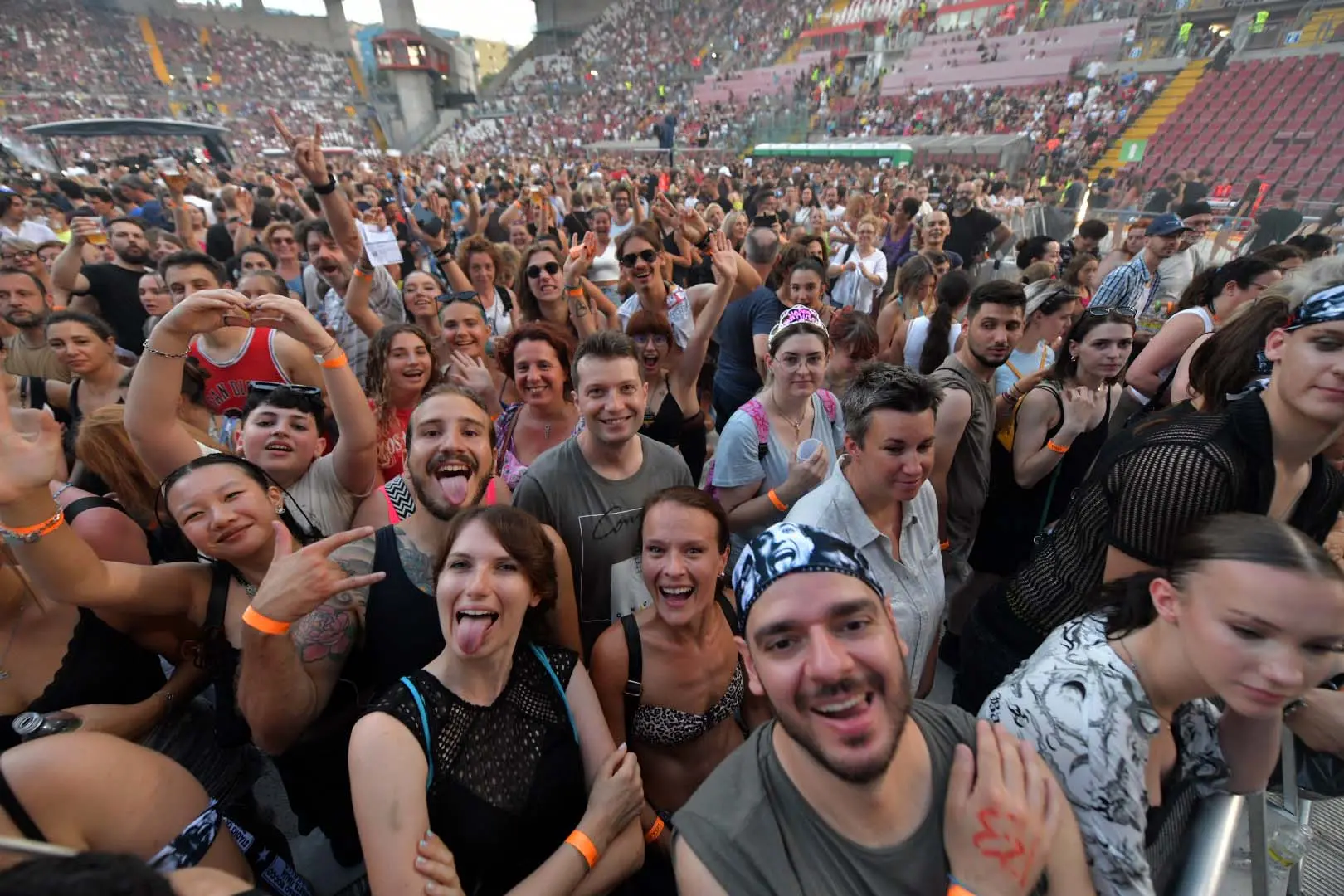L’ultimo dei grandi eventi estivi di questo periodo in Friuli Venezia Giulia è andato in scena allo Stadio Rocco di Trieste di fronte a oltre 25 mila fan arrivati da ogni dove per vedere e sentire la band del momento: i Måneskin. Una band che unisce e che si condivide, anche in famiglia, dalle nonne ai nipotini. Ciò che acquisisce un valore aggiunto, invece, è il loro rock puro, che convince e tocca gli animi, come nessun altro genere musicale. E loro, con le loro canzoni, lo hanno riportato alla luce, facendolo come va fatto: con una grande voce, un basso, una chitarra e una batteria. Le foto sono di Francesco Bruni