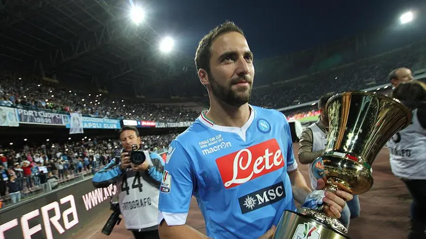 Napoli's Argentinian forward Gonzalo Higuain celebrates with the Italy Cup trophy prior the Italian Serie A soccer match SSC Napoli vs Cagliari Calcio at San Paolo stadium in Naples, Italy, 06 May 2014. ANSA/CESARE ABBATE