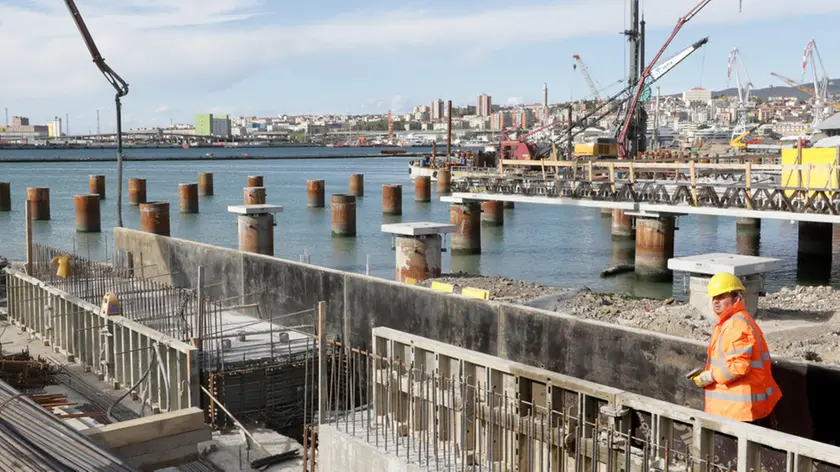 Lavori in corso per realizzare il grande terminal multipurpose tra Scalo legnami e Ferriera