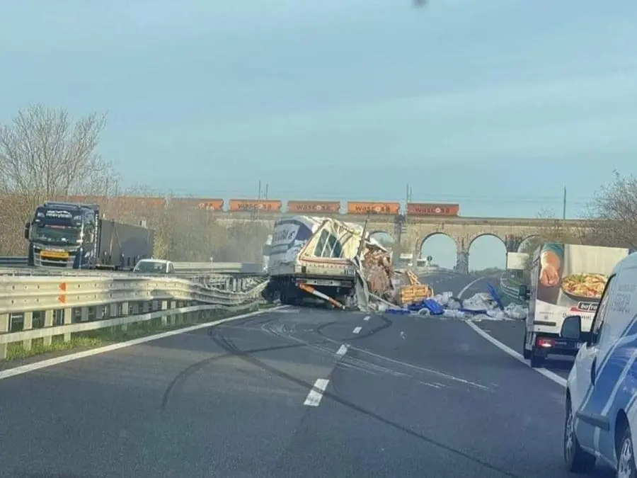 L'incidente sul raccordo (foto tratta da Fb Moreno Loperfido Due)