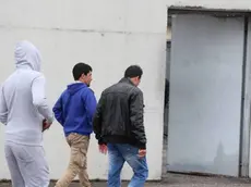 Immigrati entrano al Cara di Gradisca d’Isonzo