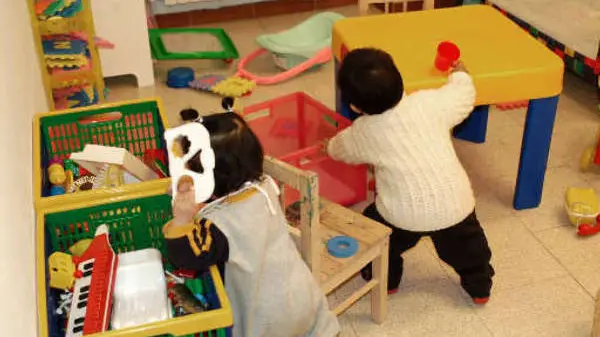Bambini giocano in un asilo nido