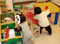 Bambini giocano in un asilo nido