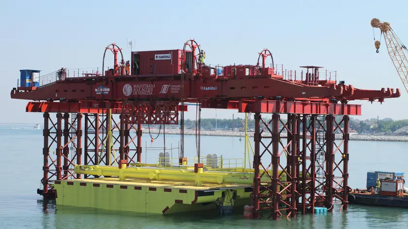 L'installazione della prima paratoia del Mose nel canale di Lido-Treporti a Venezia, il 14 giugno 2013. ANSA / US CONSORZIO VENEZIA NUOVA ++NO SALES EDITORIAL USE ONLY++