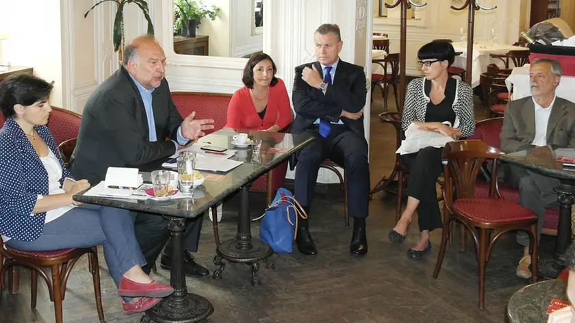 Da sinistra: Fabiana Martini, Roberto Cosolini, Laura Famulari, Edi Kraus, Elena Marchigiani e Roberto Treu ieri al Tommaseo (foto Lasorte)