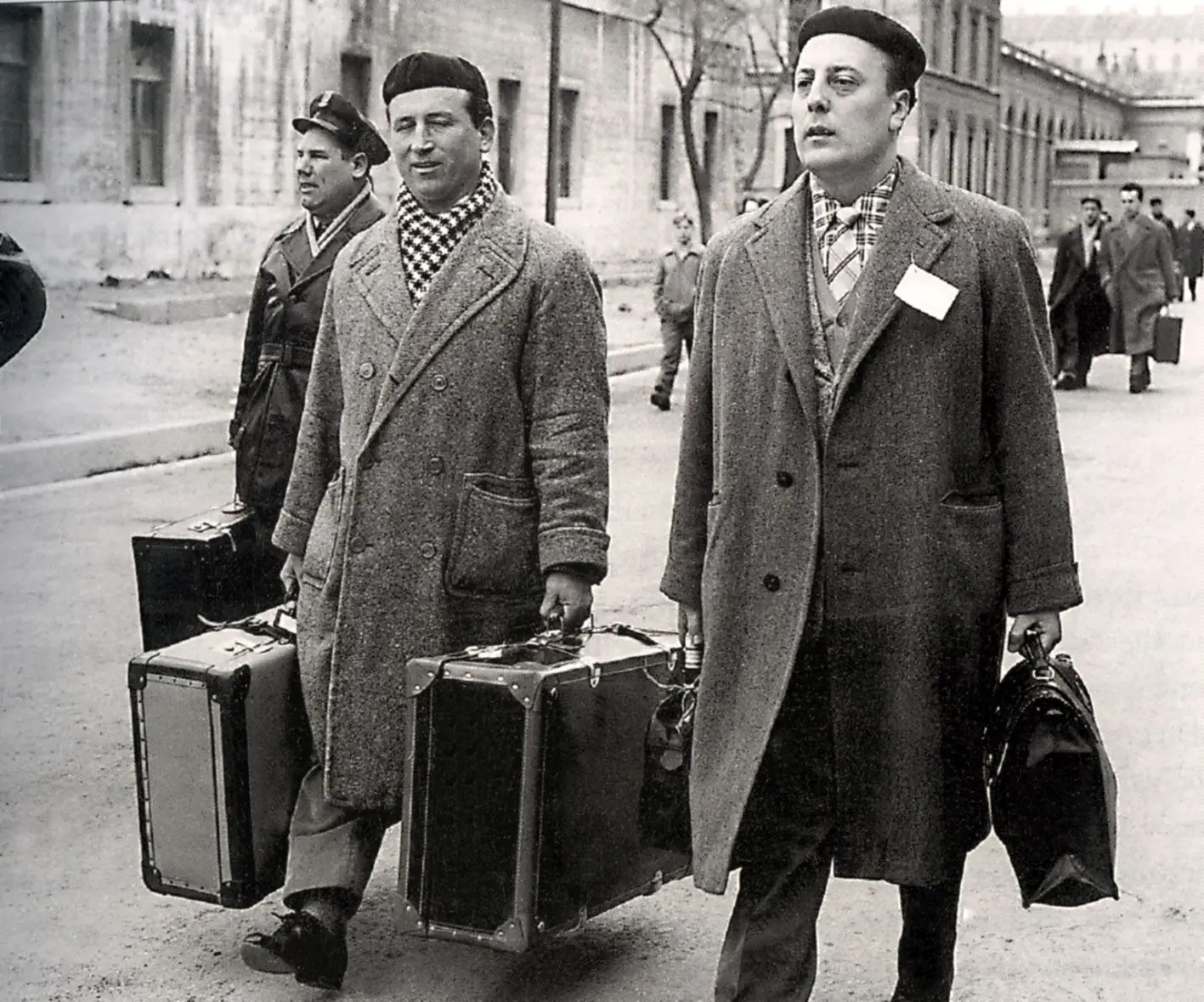 Stelio Driussi mentre si dirige alla Stazione centrale (dal libro di Viviana Facchinetti)