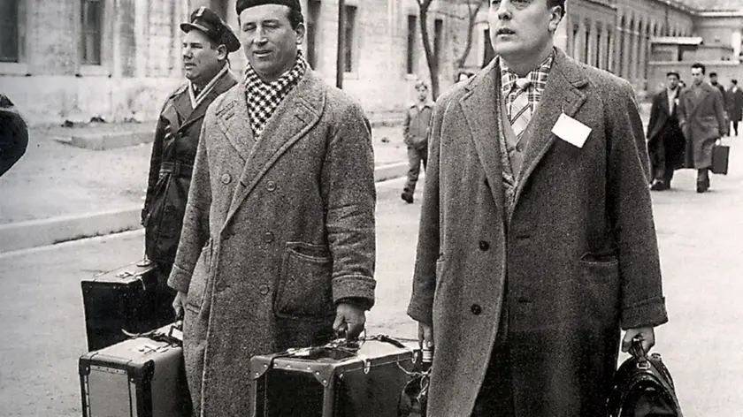 Stelio Driussi mentre si dirige alla Stazione centrale (dal libro di Viviana Facchinetti)