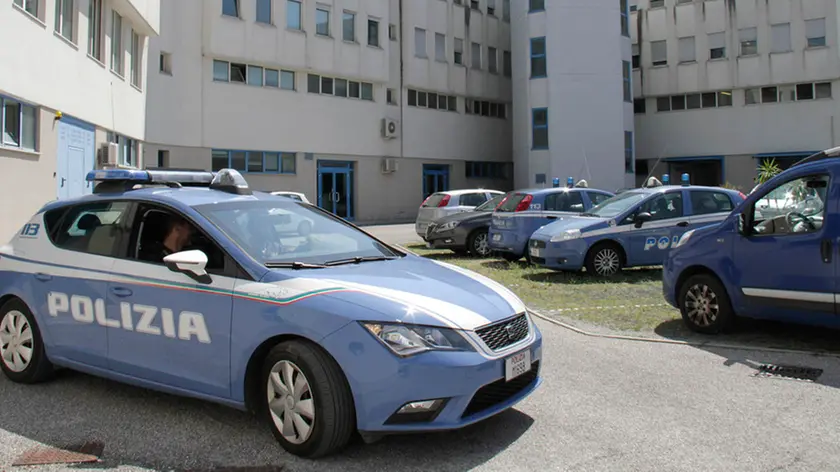 Una volante della polizia all’interno del complesso che ospita il Commissariato di Monfalcone (Foto Bonaventura)