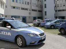 Una volante della polizia all’interno del complesso che ospita il Commissariato di Monfalcone (Foto Bonaventura)