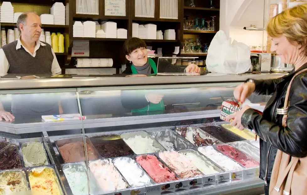 Una cliente nella gelateria Zampolli