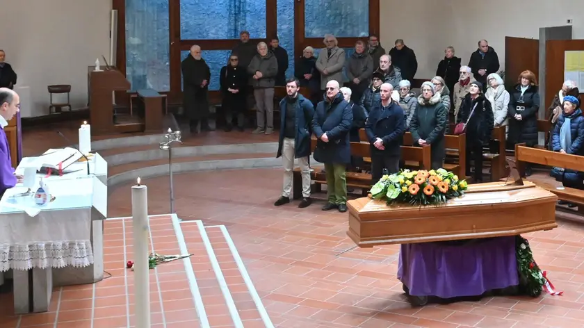 Il funerale di Livio Poldini nella chiesa del cimitero. Foto Bruni