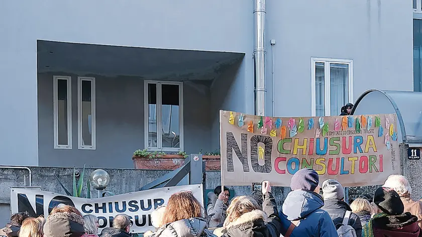 La protesta di martedì davanti all'ex consultorio di San Giacomo