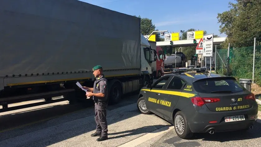 Il camion fermato dalla Guardia di Finanza di Gorizia