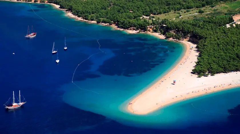 la celebre spiaggia Zlatni Rat sull'isola di Brac