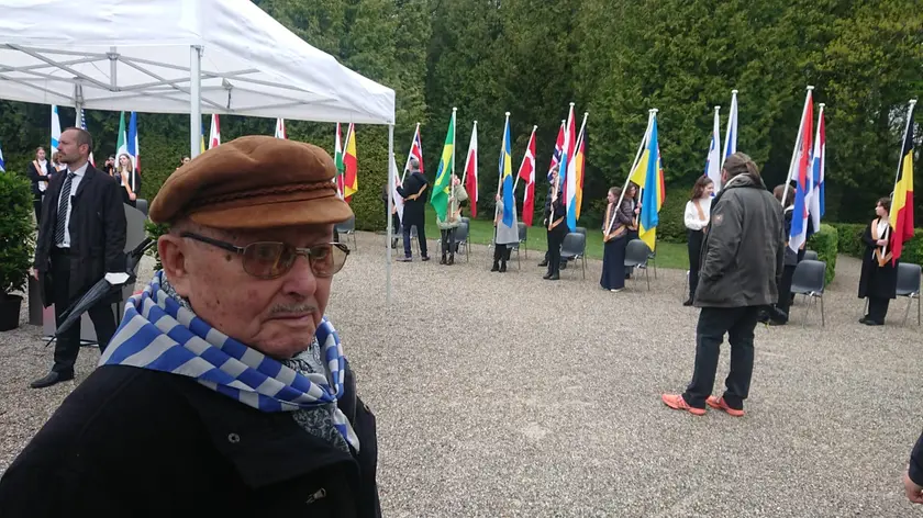 Il ronchese Mario Candotto durante la cerimonia a Dachau