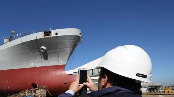 Un momento del varo nei cantieri Fincantieri di Castellammare di Stabia della nave militare per supporto logistico C6259, Castellammare di Stabia, 10 Aprile 2017. ANSA/CESARE ABBATE