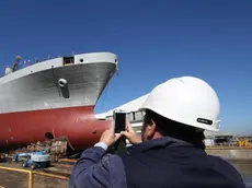 Un momento del varo nei cantieri Fincantieri di Castellammare di Stabia della nave militare per supporto logistico C6259, Castellammare di Stabia, 10 Aprile 2017. ANSA/CESARE ABBATE