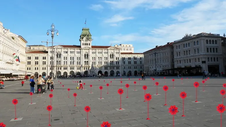 Ecco come apparirà piazza Unità il 6 giugno con il “Giardino di girandole”