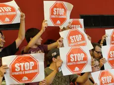 Una protesta contro gli sfratti, in un'immagine d'archivio. ANSA/ LUCA ZENNARO