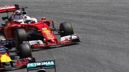 epa05307629 British Formula One driver Lewis Hamilton (2-R) of Mercedes AMG GP and his German teammate Nico Rosberg (R) lead the pack at the start of the Spanish Formula One Grand Prix at the Barcelona-Catalunya circuit in Montmelo, Barcelona, Spain, 15 May 2016. EPA/ALEJANDRO GARCIA