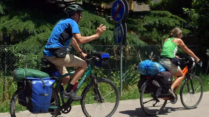 Foto BRUNI 10.06.2019 Stazione bike sharing in via Locchi-ciclisti