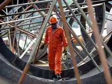 Un operaio al lavoro in una foto di archivio