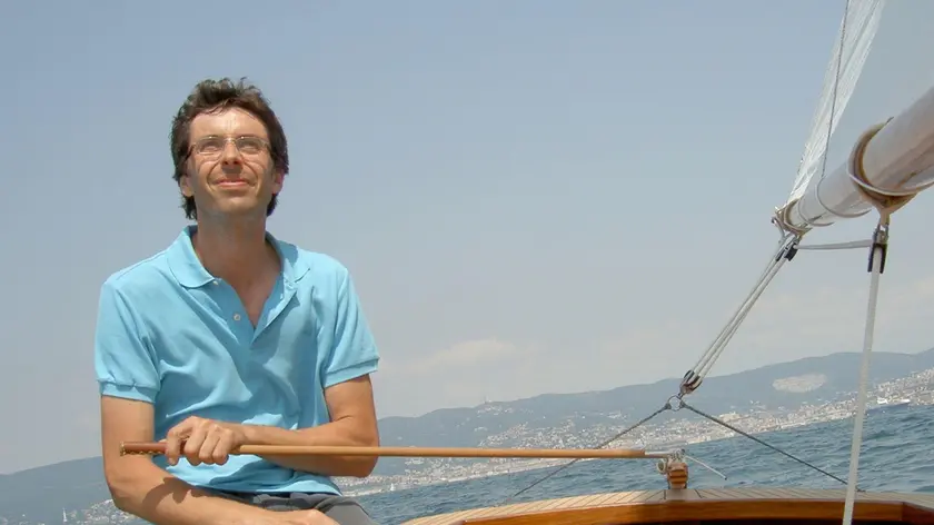 Federico Lenardon al timone di una barca da lui progettata