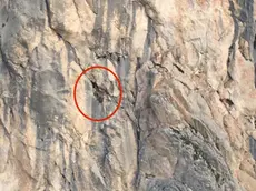 Nel cerchio rosso il giovane triestino all’interno del riparo sulla parete