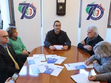 L’Unione degli istriani con al centro il presidente Lacota e il logo per i 70 anni Foto Lasorte