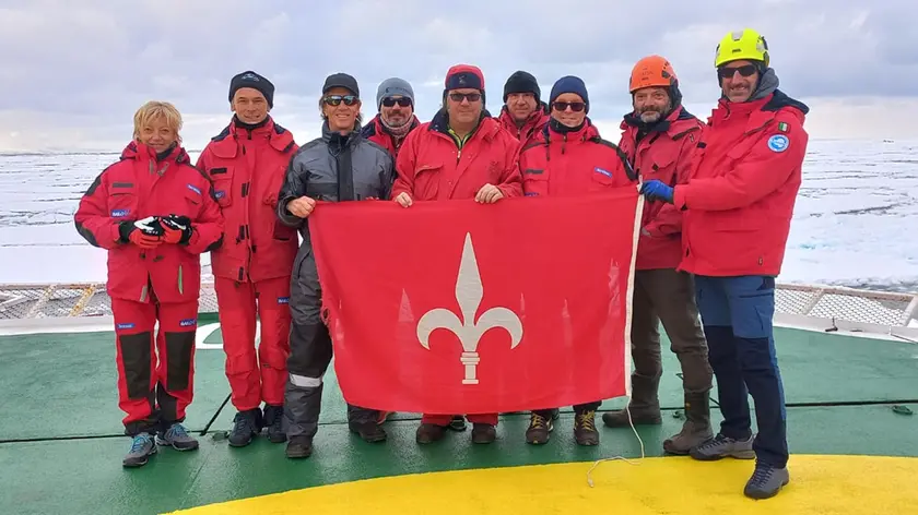 Foto di gruppo per i triestini a bordo della Laura Bassi in Antartide
