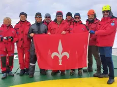 Foto di gruppo per i triestini a bordo della Laura Bassi in Antartide