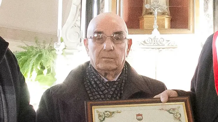 Carmelo Cuscunà con il riconoscimento "Santo Stefano" (Katia Bonaventura)