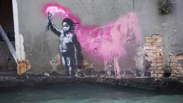 Il «Naufrago bambino», una delle opere di Banksy comparsa a Venezia: a lui verrà dedicata una mostra a Trieste