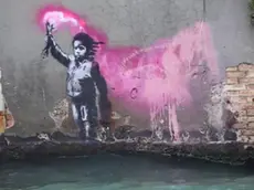 Il «Naufrago bambino», una delle opere di Banksy comparsa a Venezia: a lui verrà dedicata una mostra a Trieste